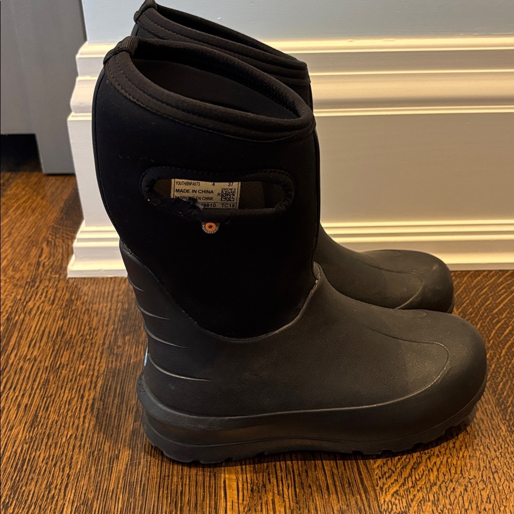 Kids Junior Winter BOGS size 4 
Neo-Classic Solid 3-Season Boots